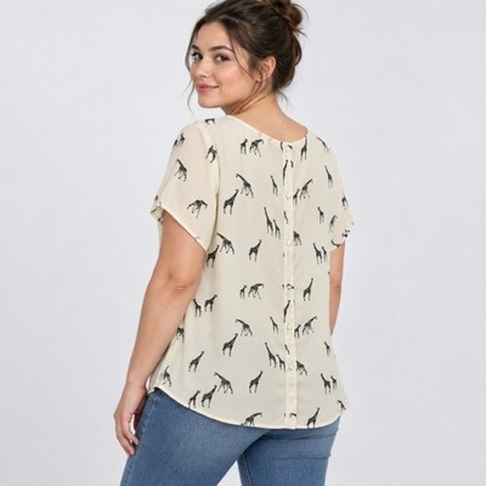 Torrid 0 Giraffe Print Blouse size 12 Large Ivory Short Sleeve Back Buttons